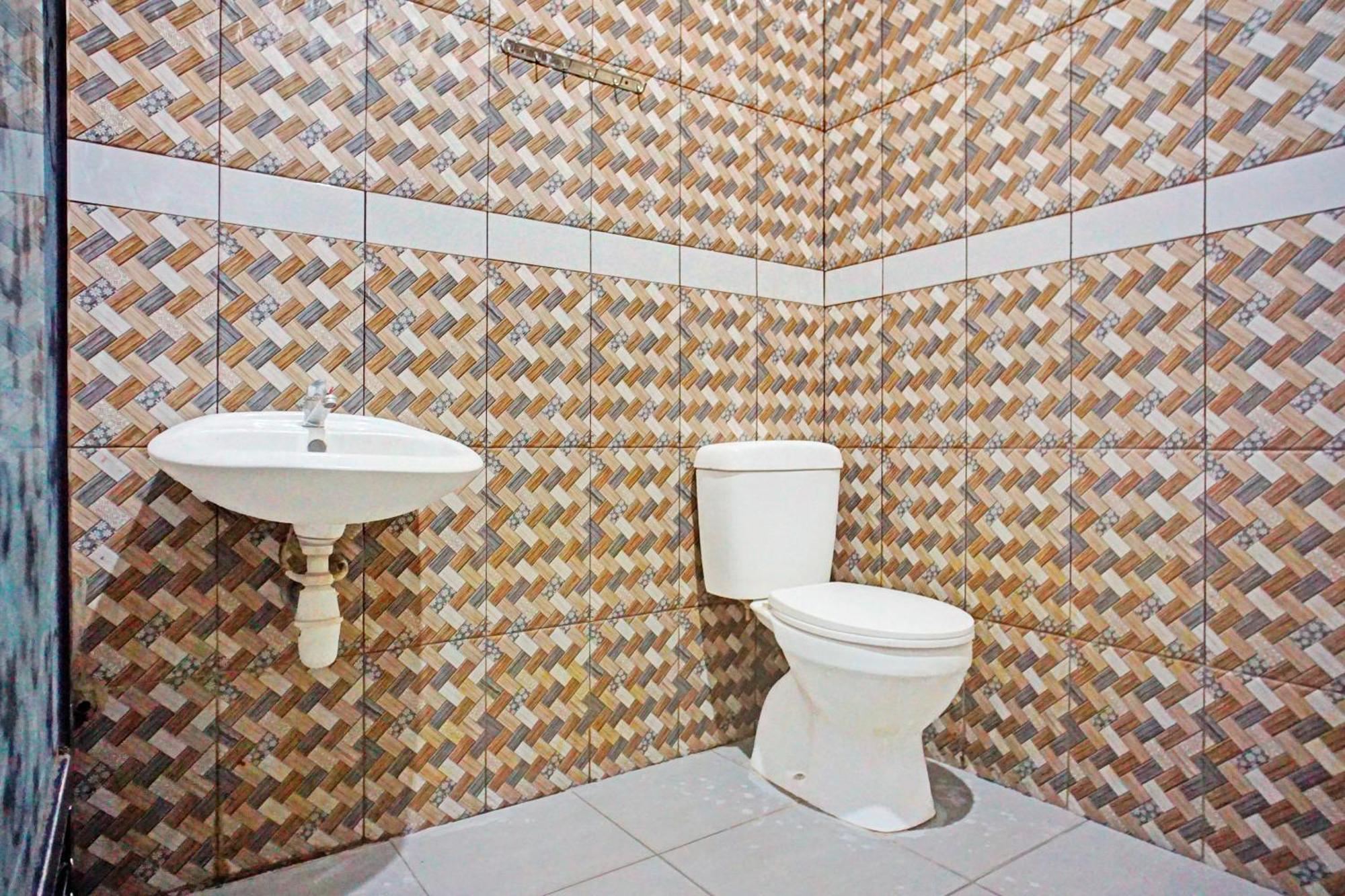 ホテル レッドドアーズ プラス ニア イスタナ マイムン メダン エクステリア 写真